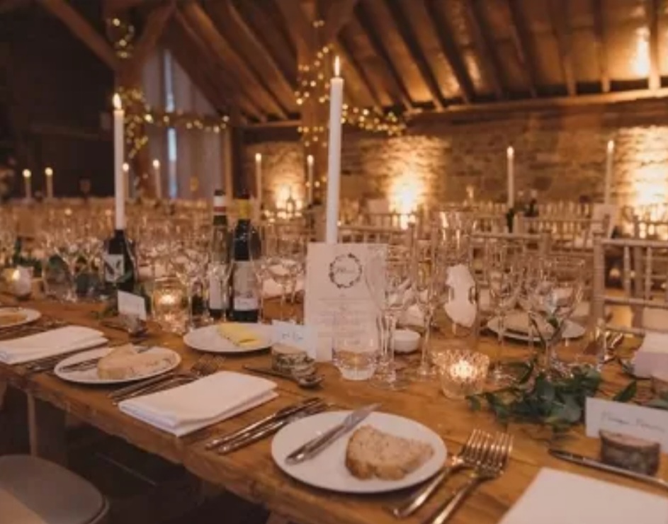 indoor-barn-rustic-summer-wedding-theme