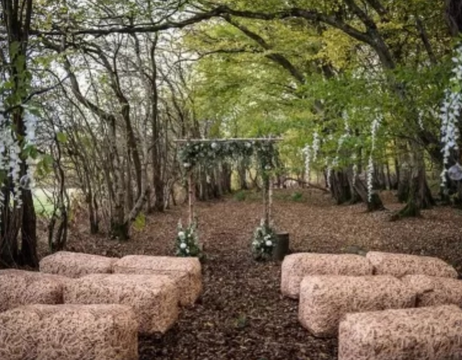 straw-bales-for-rustic-summer-weddings