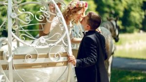 bride-groom-with-horse-and-cart-and-a-rustic-summer-wedding-theme